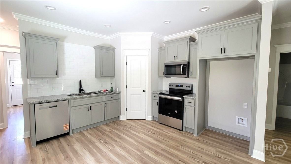 137 Jane St - Photo 6 of 17