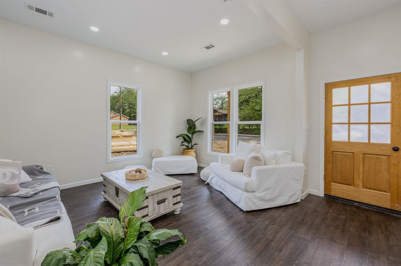 1061 Shaw Pl - Photo 2 of 17