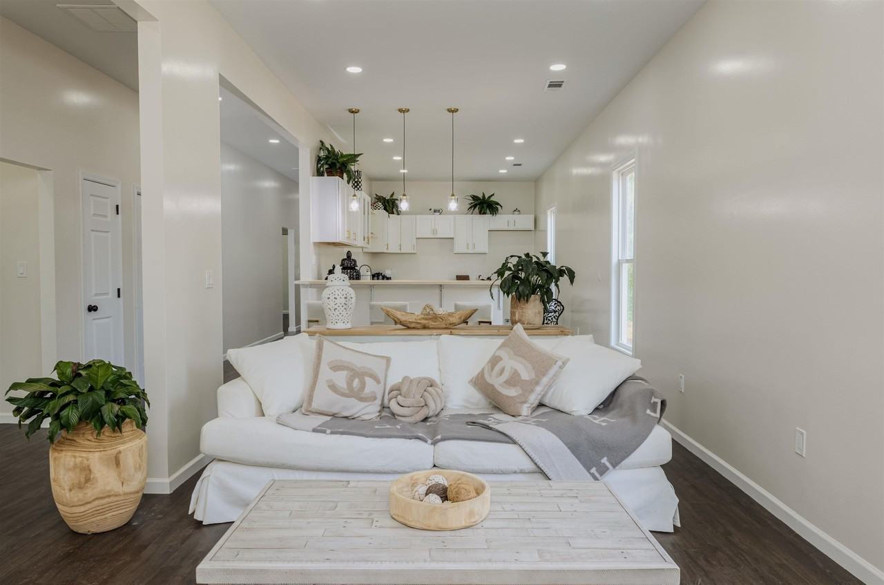 1061 Shaw Pl - Photo 3 of 17