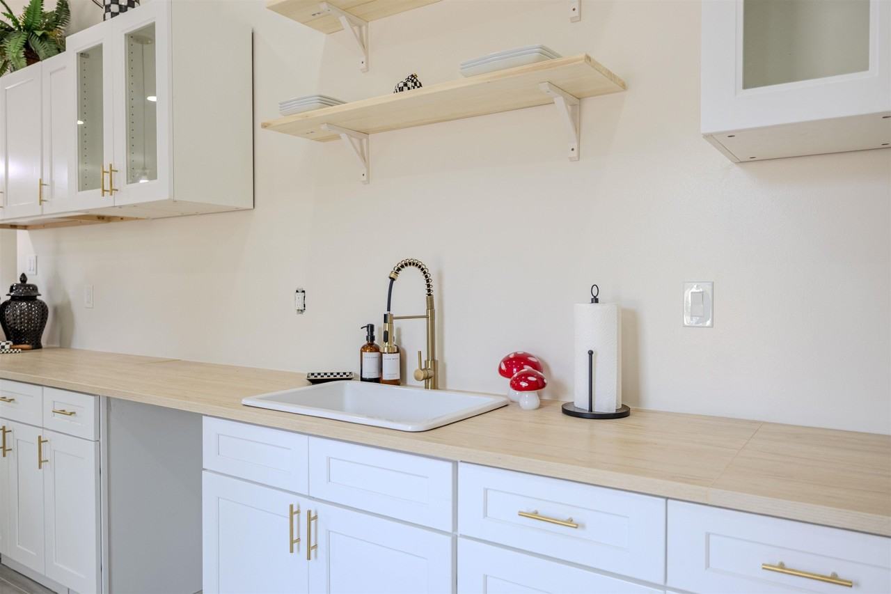 1061 Shaw Pl - Photo 5 of 17