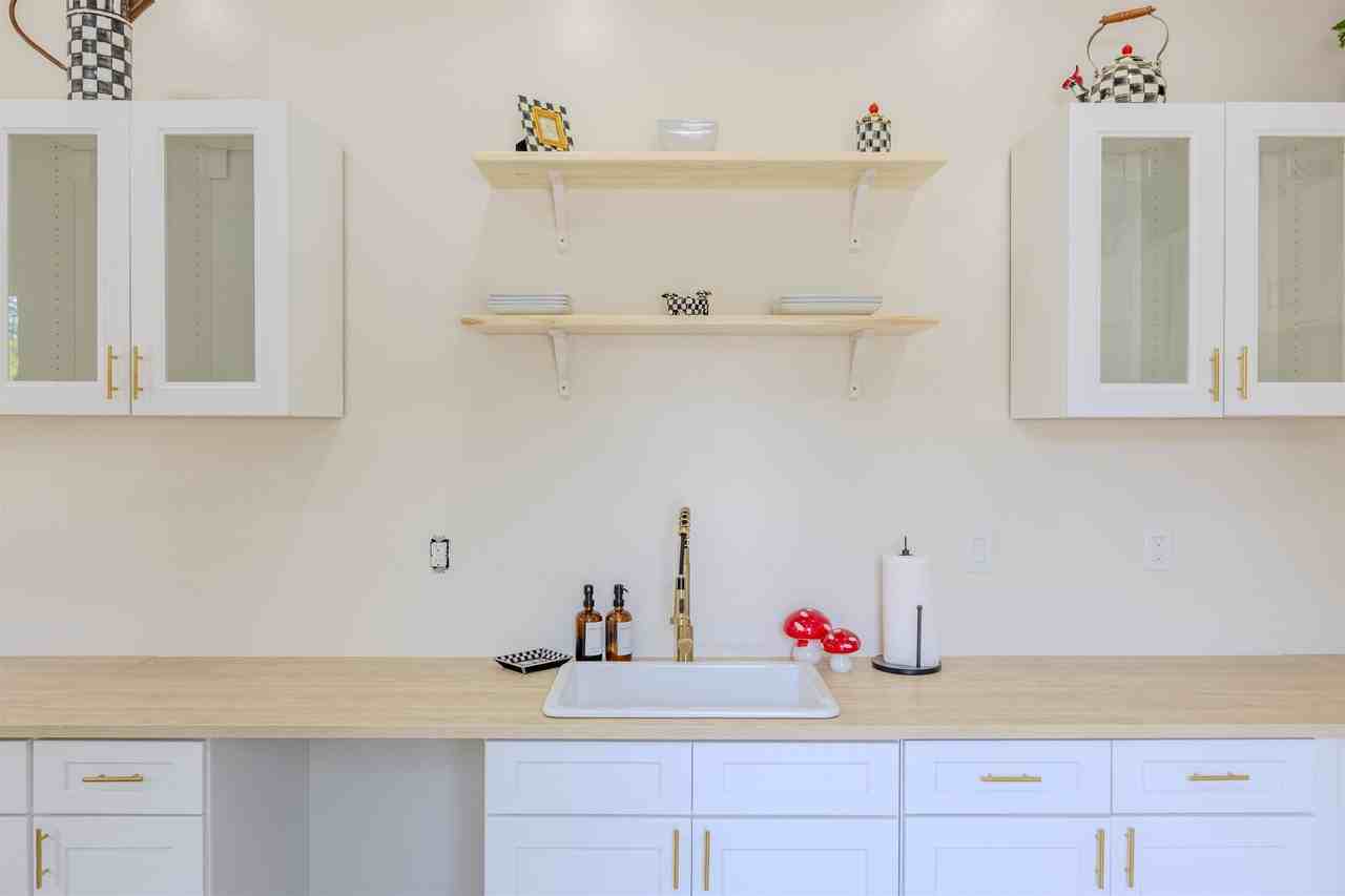 1061 Shaw Pl - Photo 7 of 17