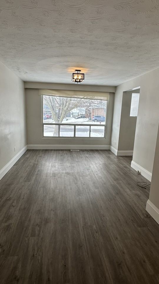 142 Maurice Crt - Photo 2 of 10