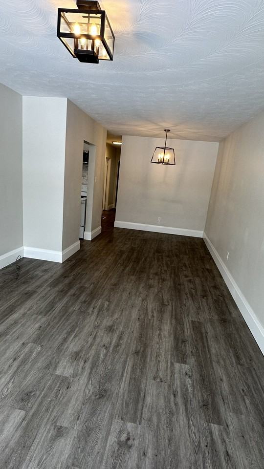 142 Maurice Crt - Photo 3 of 10