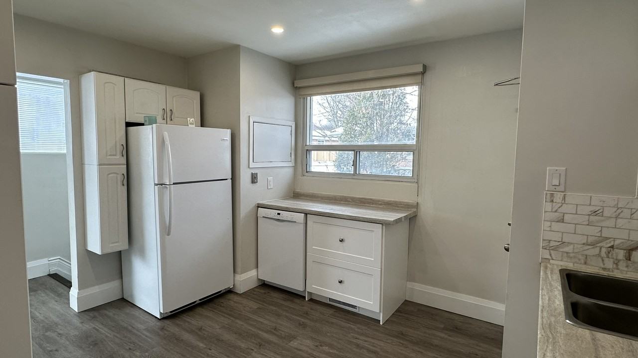 142 Maurice Crt - Photo 4 of 10