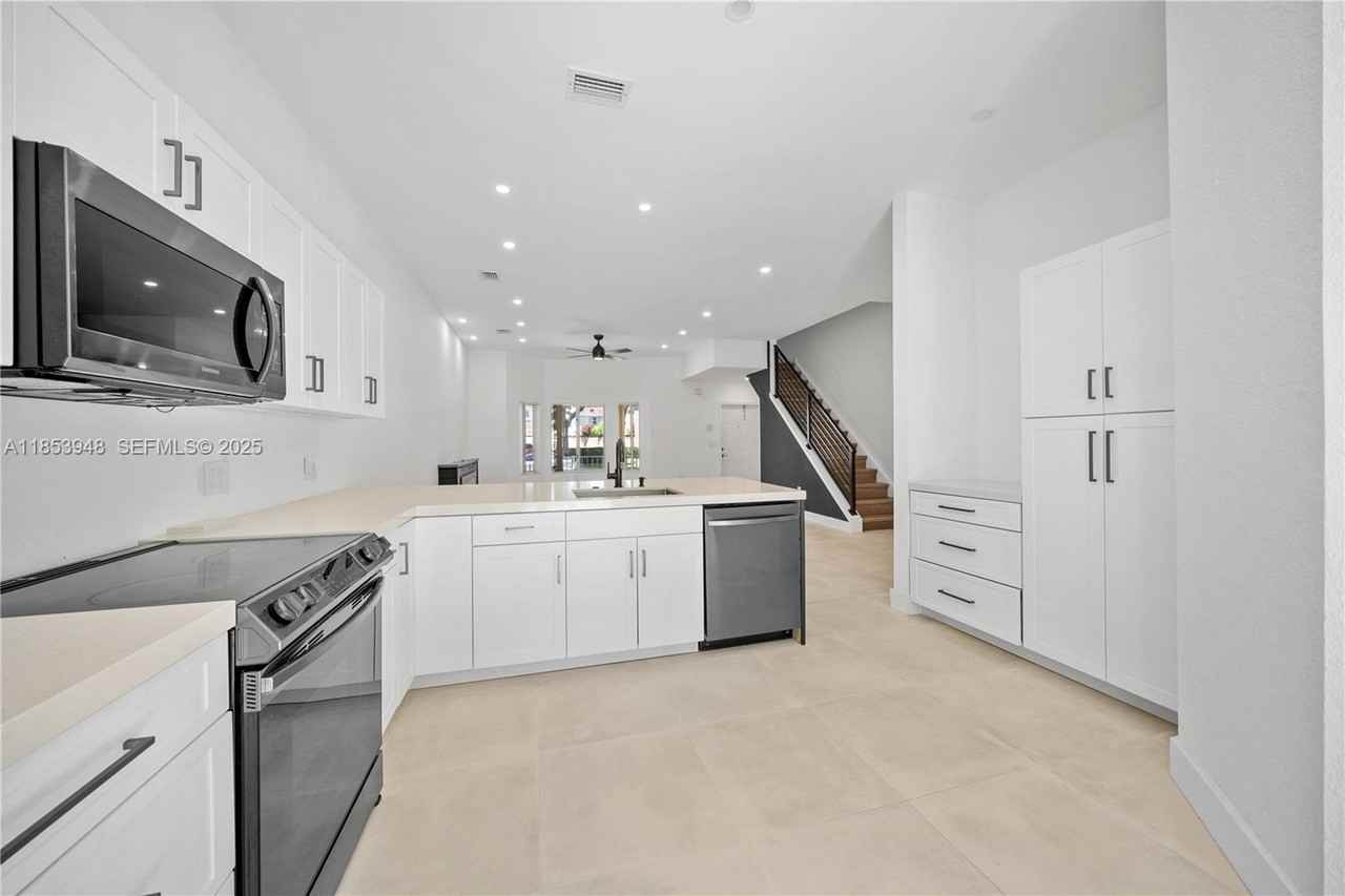 2414 Southeast 21st Street ##0 - Photo 2 of 30