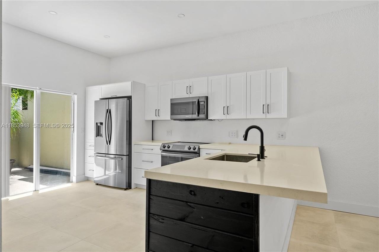 2414 Southeast 21st Street ##0 - Photo 3 of 30