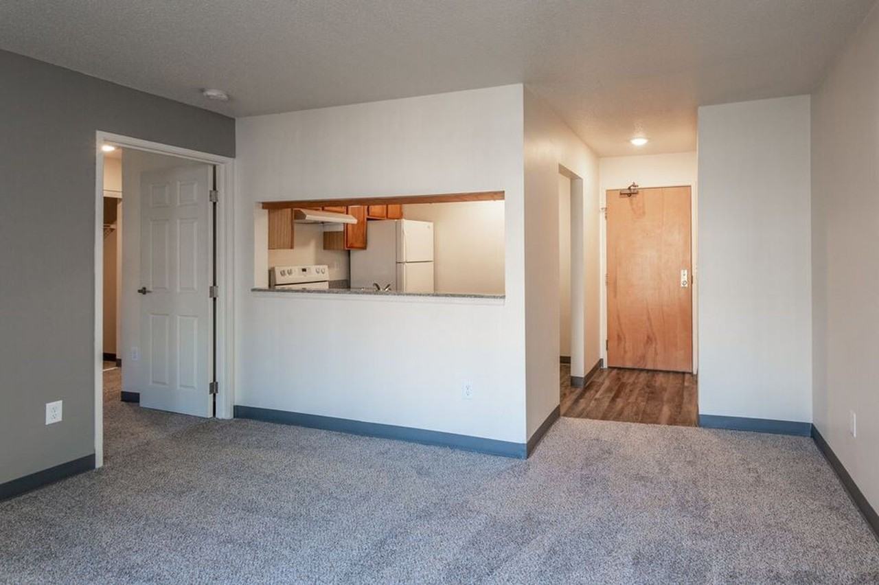 Old Main Apartments - Photo 4 of 38