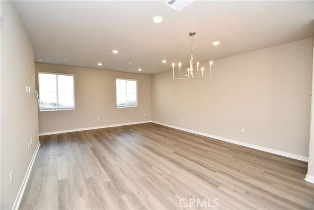 1487 Skyline Ln - Photo 4 of 8