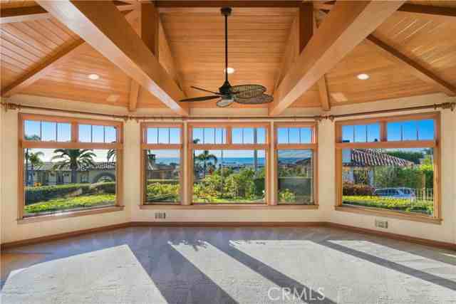 811 6th St - Photo 3 of 8