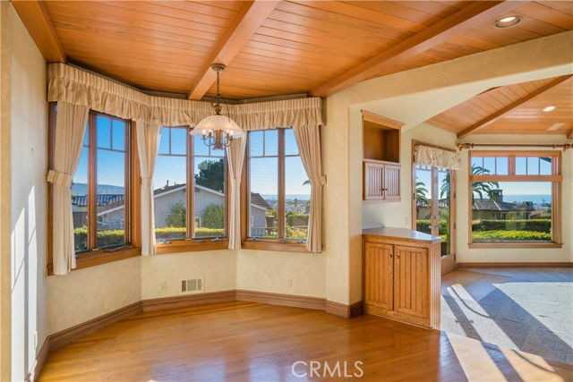 811 6th St - Photo 4 of 8