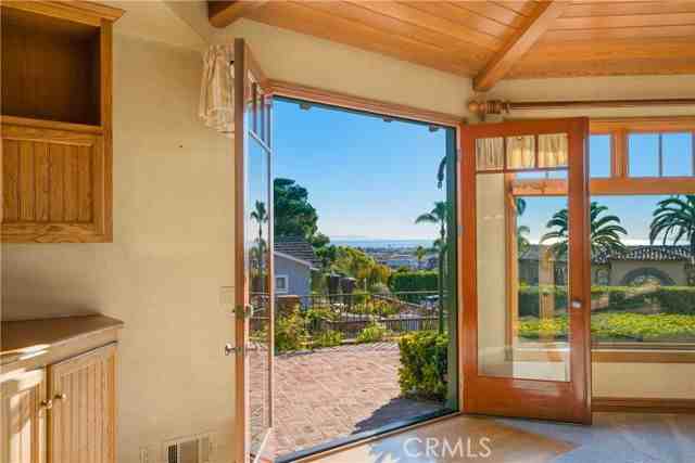 811 6th St - Photo 5 of 8