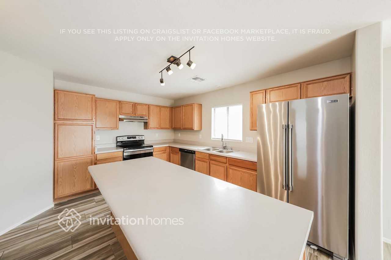 12845 W Myer Ln - Photo 5 of 16