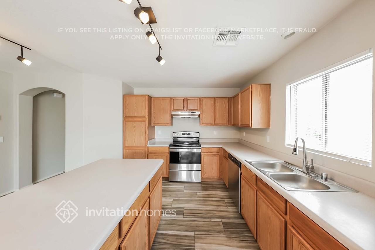 12845 W Myer Ln - Photo 6 of 16