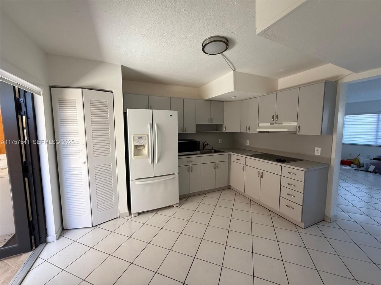 5301 West 22nd Court - Photo 4 of 11