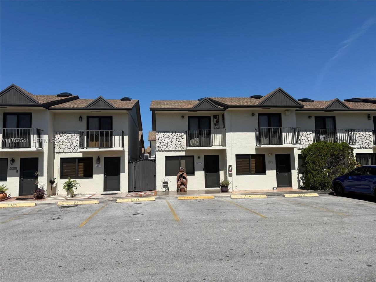 5301 West 22nd Court - Photo 5 of 11