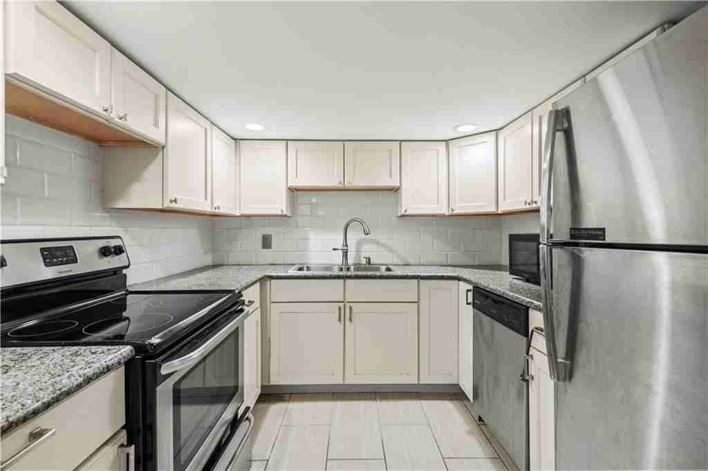 2429 Octavia St - Photo 4 of 17