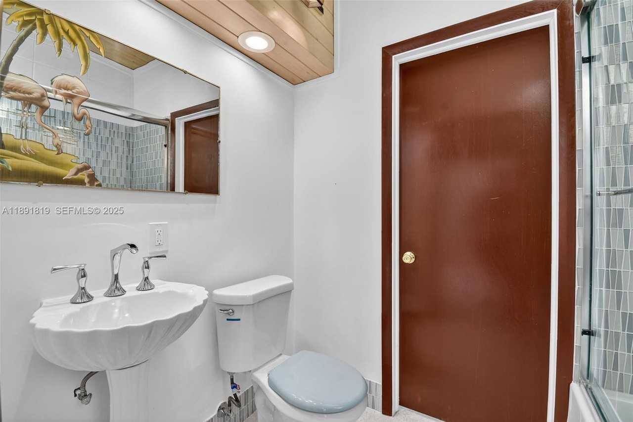 630 Northeast 14th Avenue ##F - Photo 3 of 18