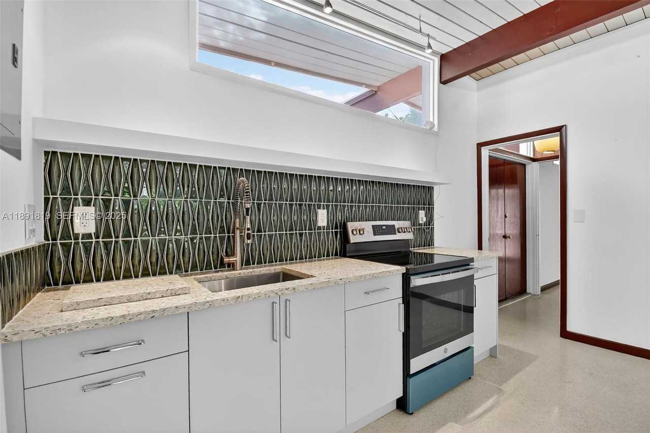 630 Northeast 14th Avenue ##F - Photo 4 of 18