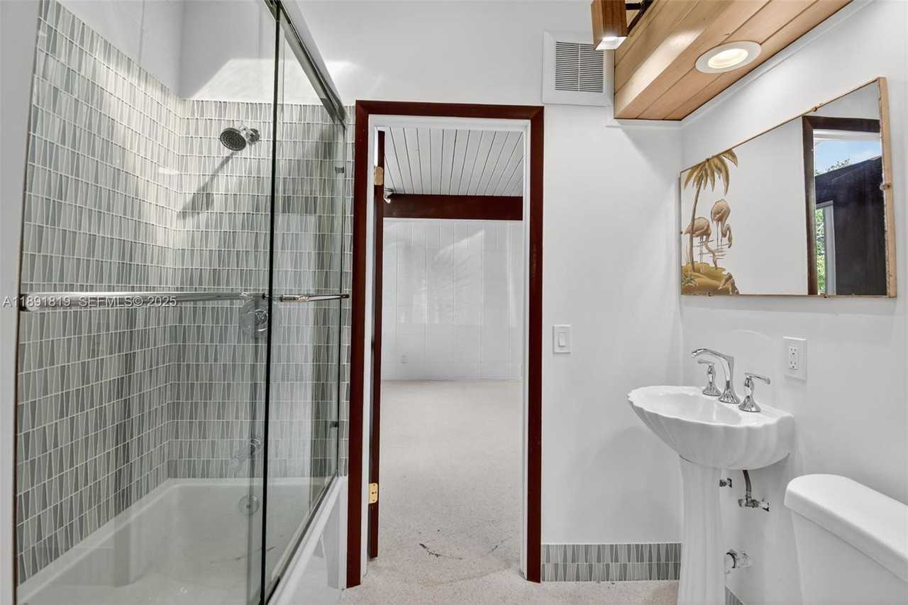 630 Northeast 14th Avenue ##F - Photo 5 of 18