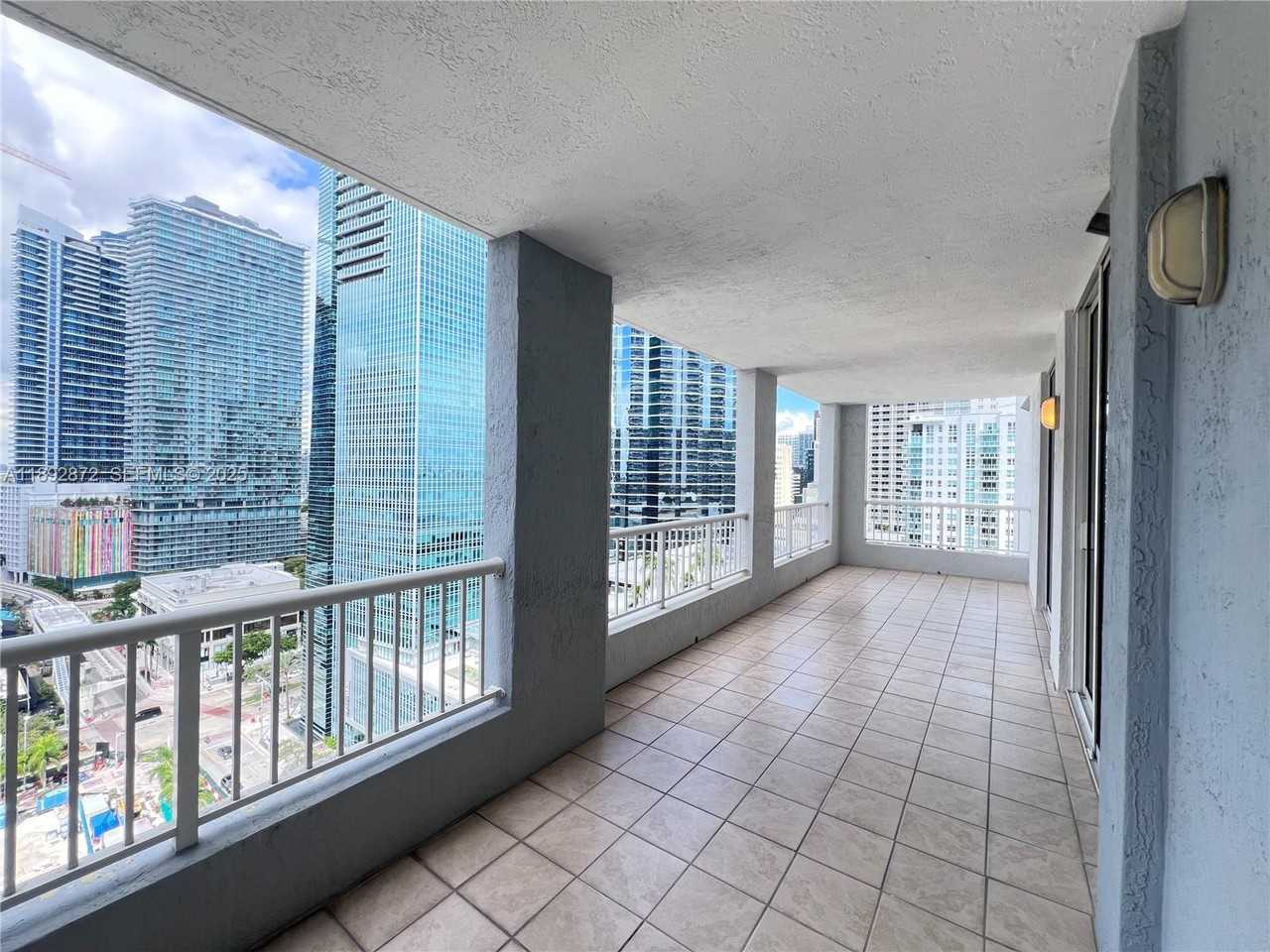 170 Southeast 14th Street - Photo 4 of 17