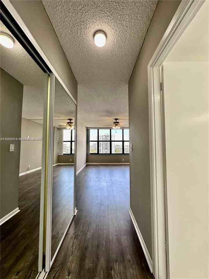 2500 Parkview Drive - Photo 2 of 22