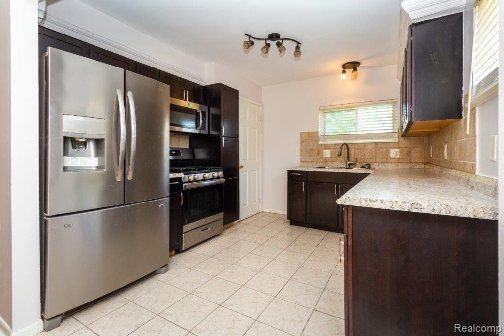 26211 Linwood Street - Photo 2 of 10