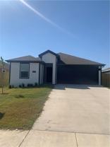 207 Nw Bellflower St - Photo 1 of 1