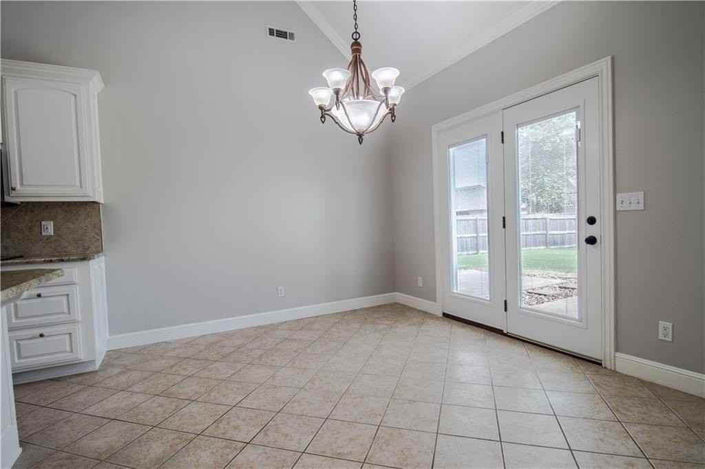 5607 S 43rd St - Photo 6 of 19