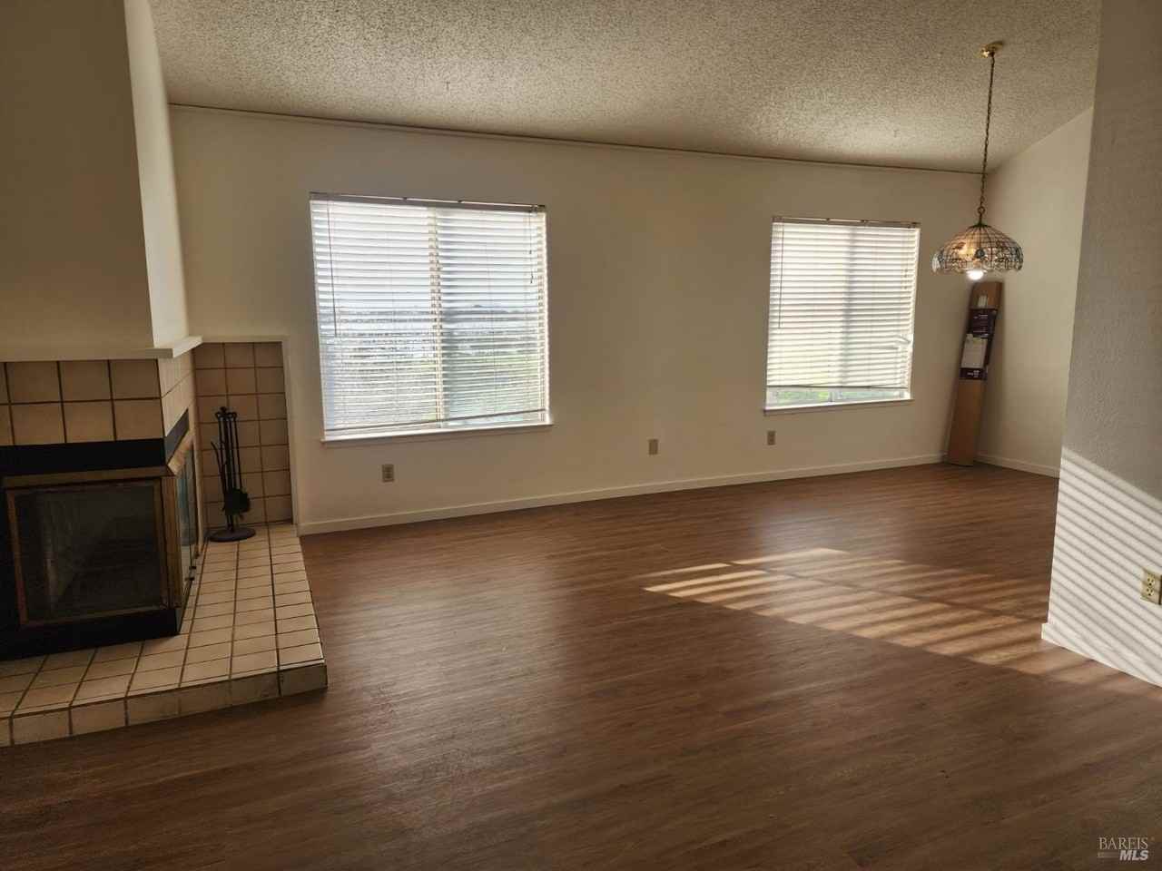 102 Ohio St - Photo 4 of 18