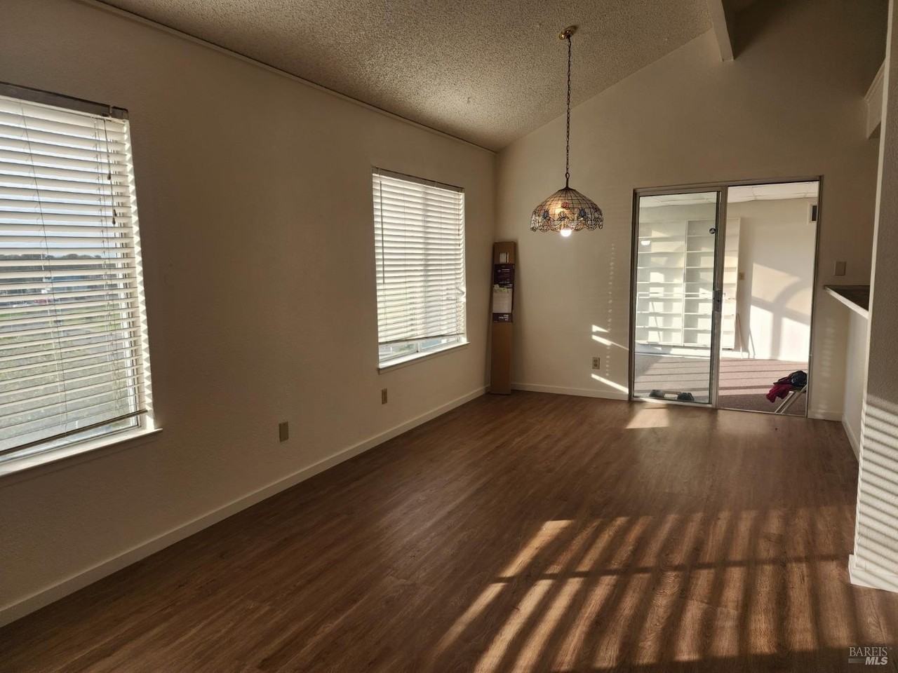 102 Ohio St - Photo 5 of 18