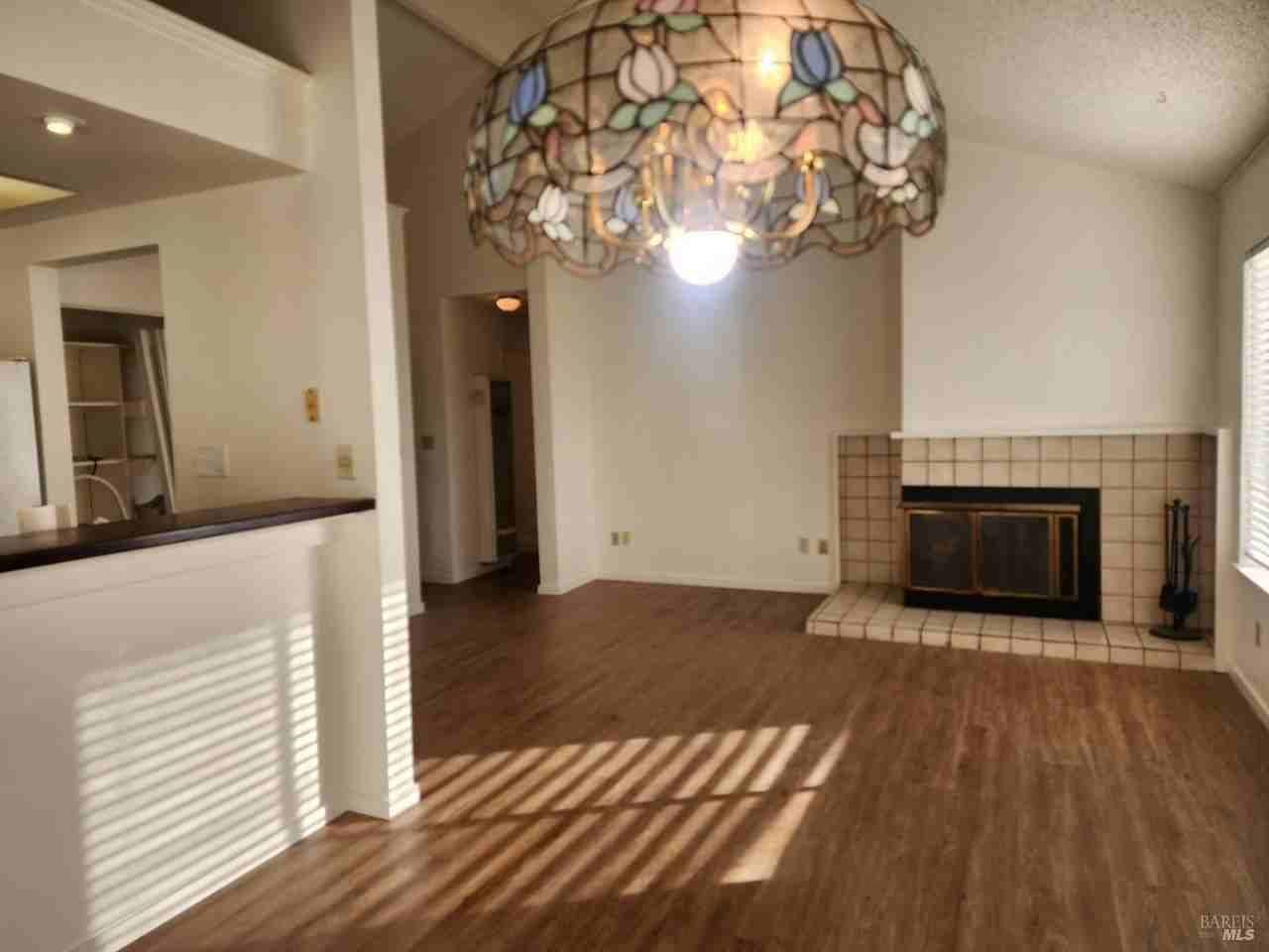 102 Ohio St - Photo 6 of 18