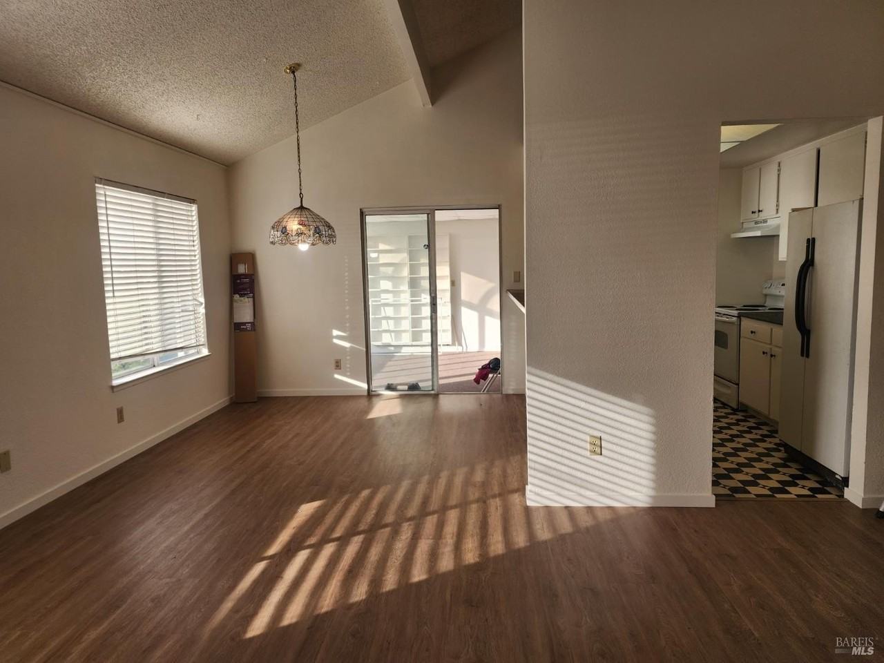 102 Ohio St - Photo 7 of 18