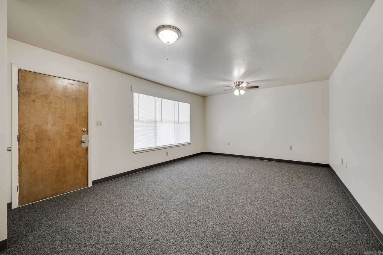 300 W Harding St - Photo 4 of 26