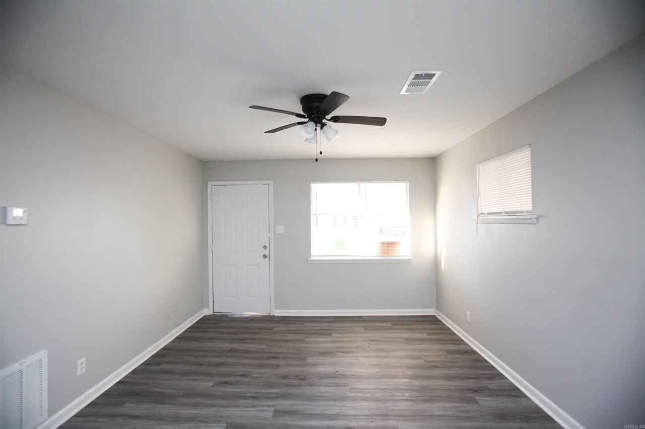 932 Greenlea Dr - Photo 2 of 11