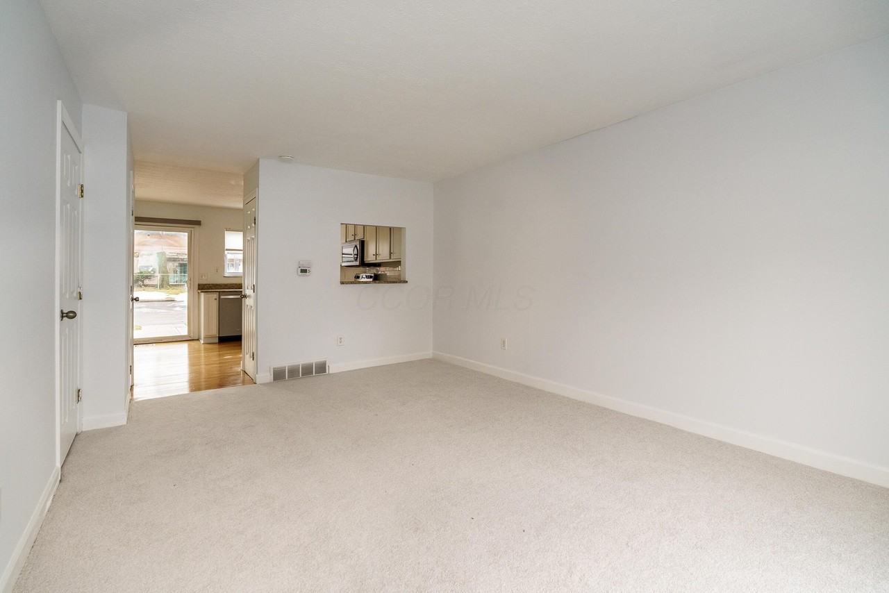 1217 Weybridge Rd - Photo 4 of 35