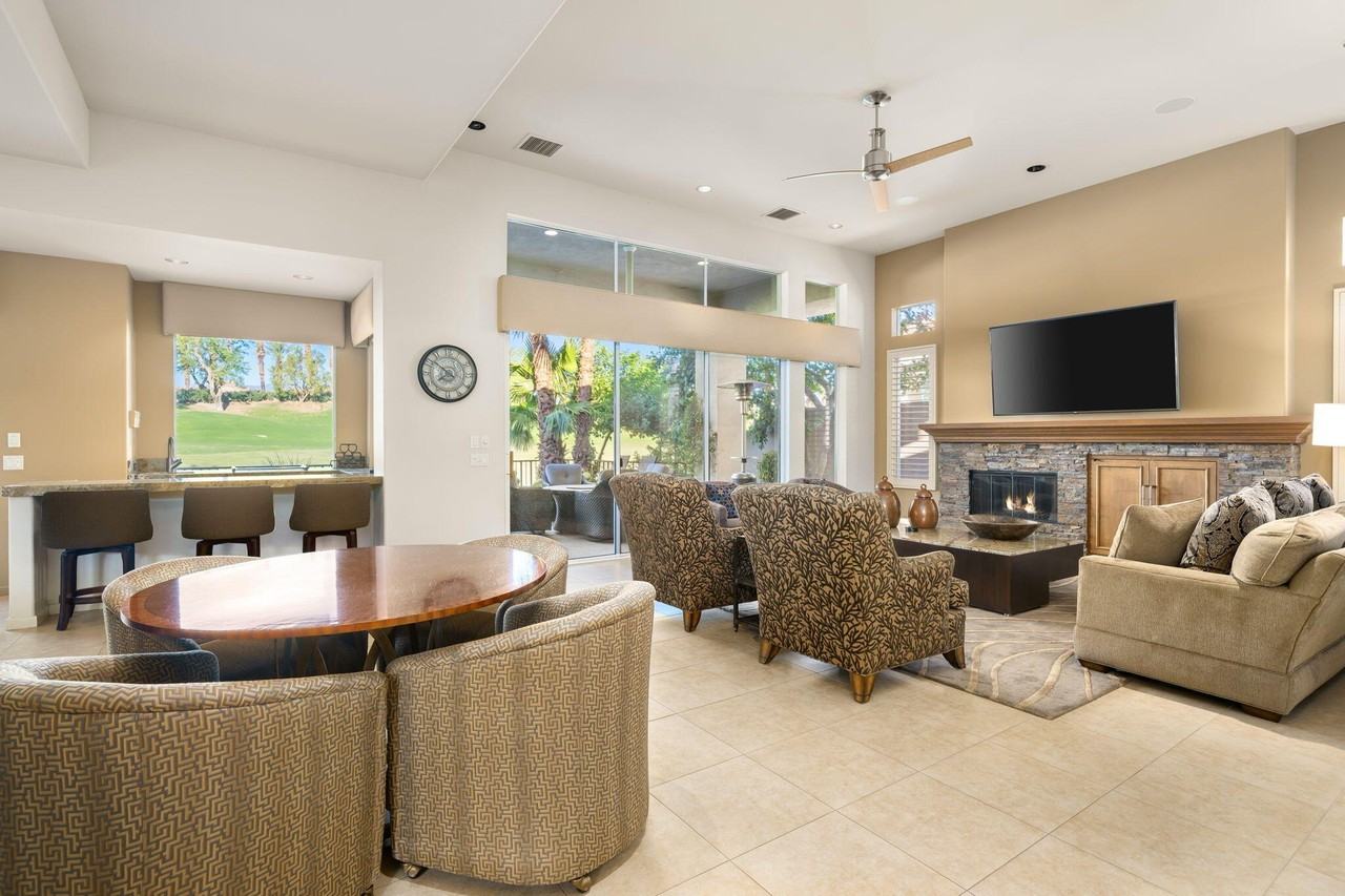 293 Desert Holly Dr - Photo 3 of 43