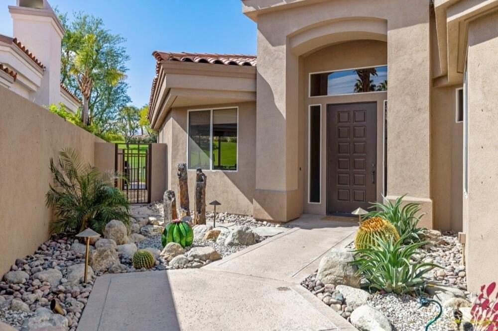 293 Desert Holly Dr - Photo 4 of 43