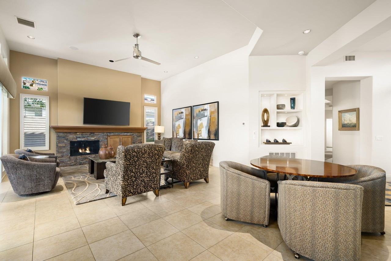 293 Desert Holly Dr - Photo 7 of 43