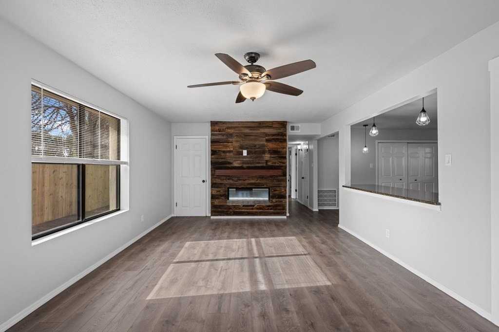 319 Pearl St - Photo 3 of 27