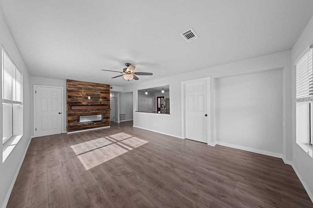 319 Pearl St - Photo 4 of 27