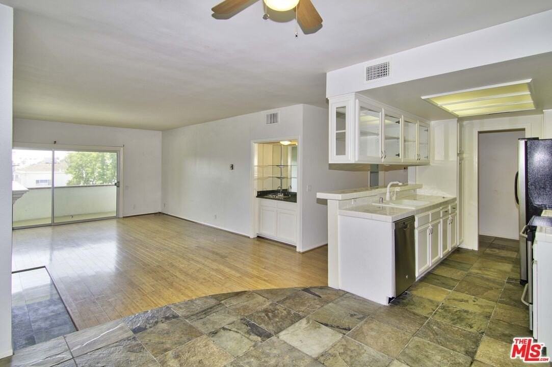 521 Montana Ave Apt 301 #301 - Photo 2 of 12