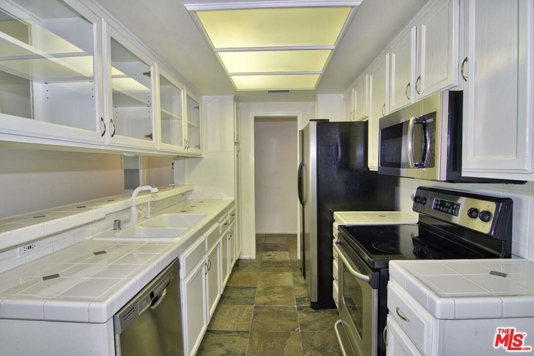 521 Montana Ave Apt 301 #301 - Photo 4 of 12