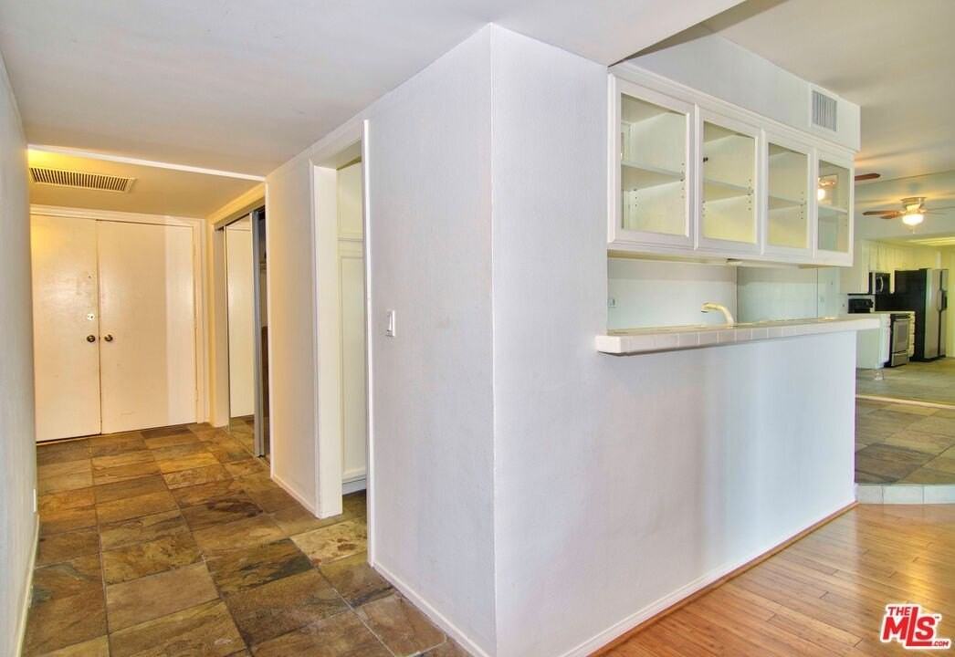 521 Montana Ave Apt 301 #301 - Photo 6 of 12