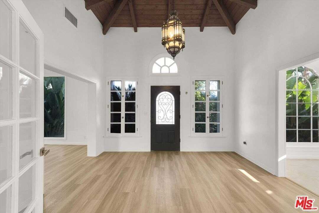 205 S Canon Dr - Photo 3 of 35