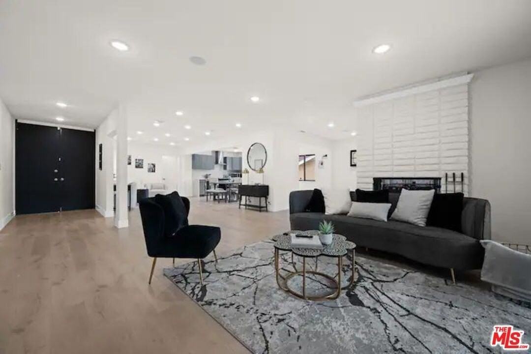 2617 S Beverly Dr - Photo 4 of 24