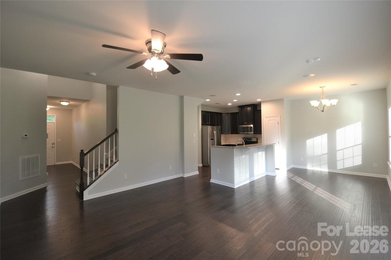 1606 Fleetwood Dr - Photo 3 of 28