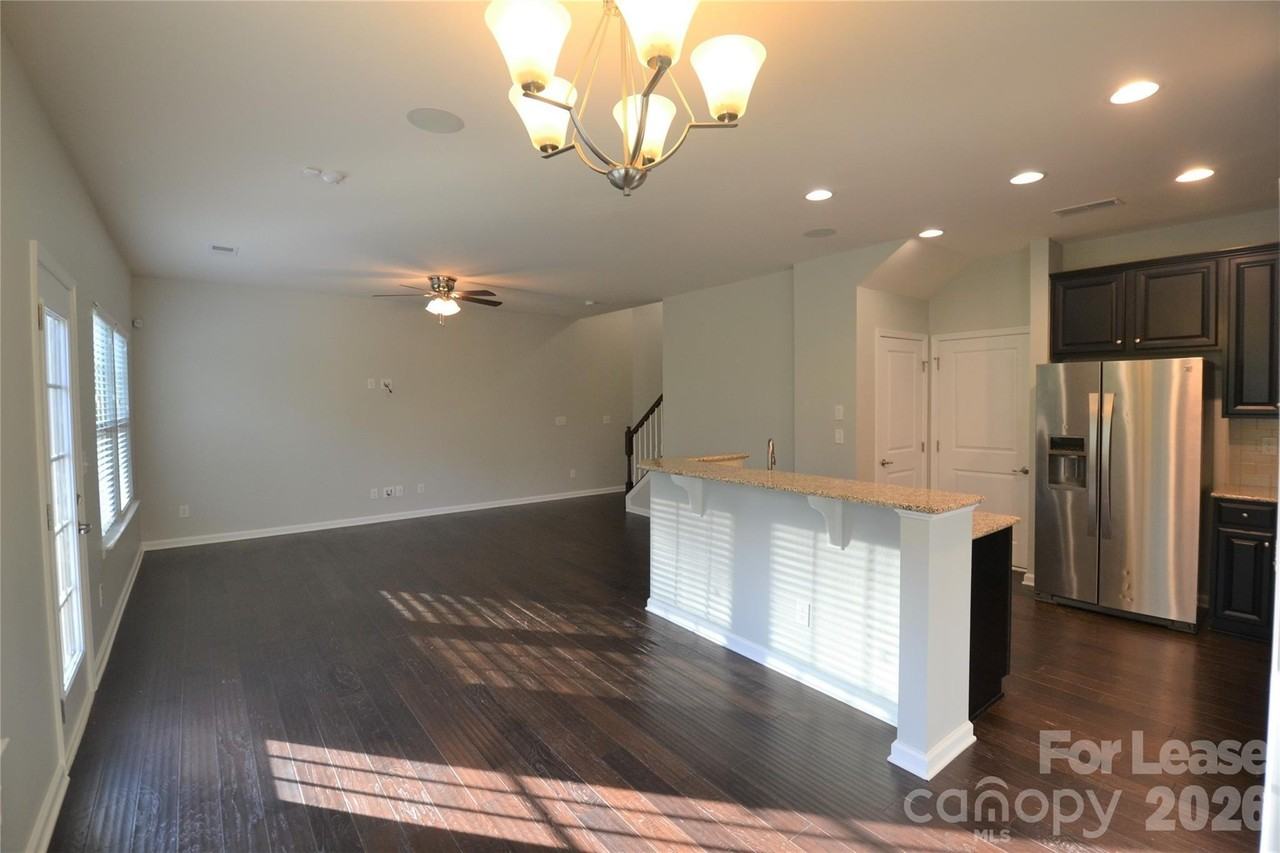 1606 Fleetwood Dr - Photo 5 of 28