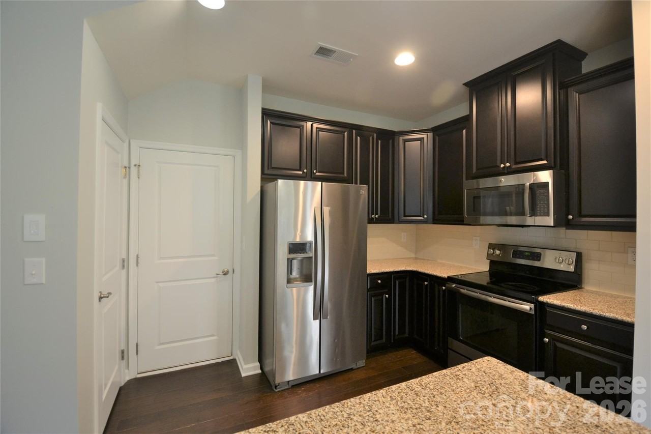 1606 Fleetwood Dr - Photo 6 of 28