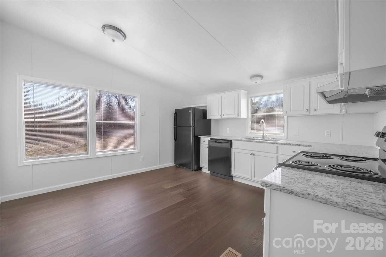 1144 Eulalia Ln - Photo 7 of 32