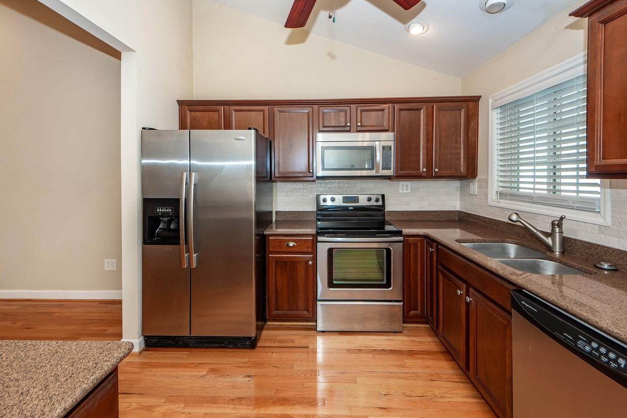 937 Harbor View Rd Apt B #B - Photo 4 of 13